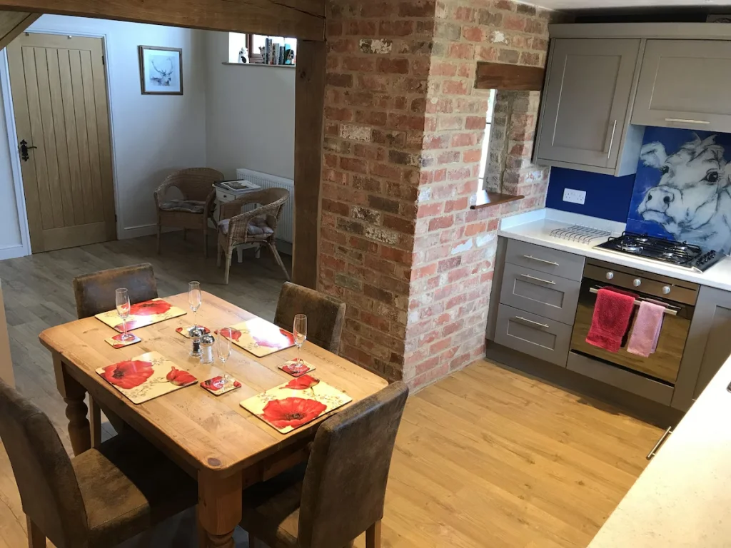Kitchen with dining table and free standing seating