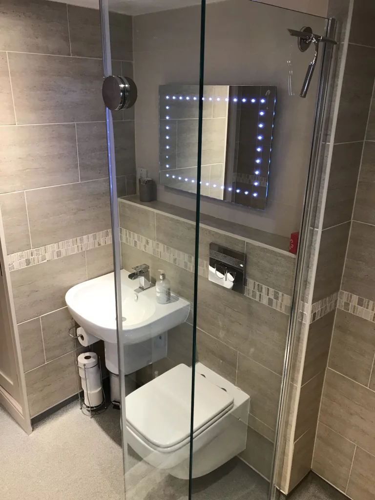 Step free shower and toilet without transfer space to the side