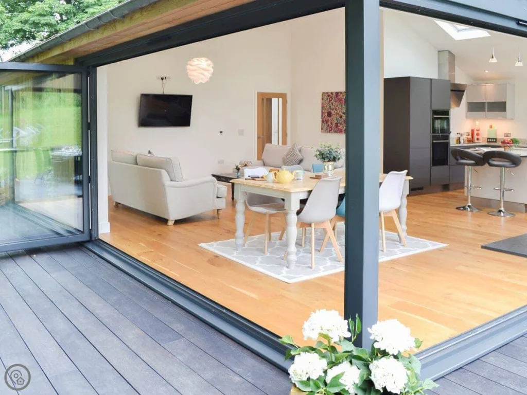 Modern open-plan living space with kitchen and dining area