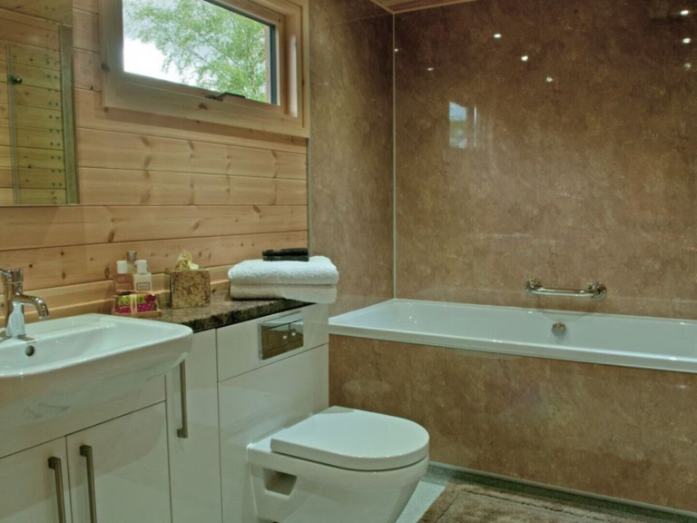 Fern Lodge Pitlandie Wood Bathroom