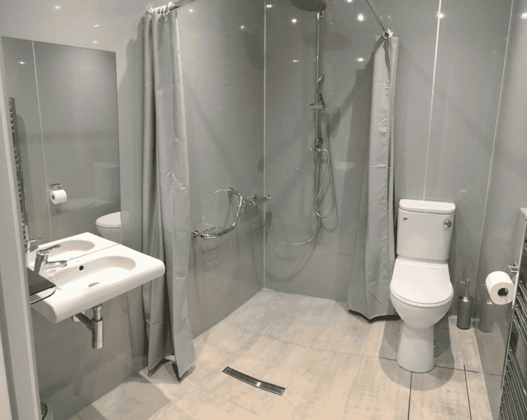 Carlogie House GF Twin Ensuite Wet Room