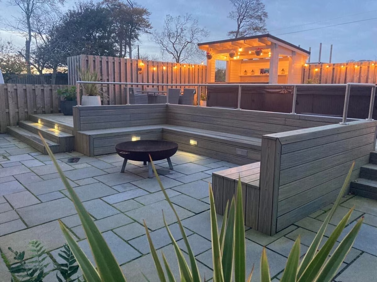 Bench style seating surrounding a fire pit