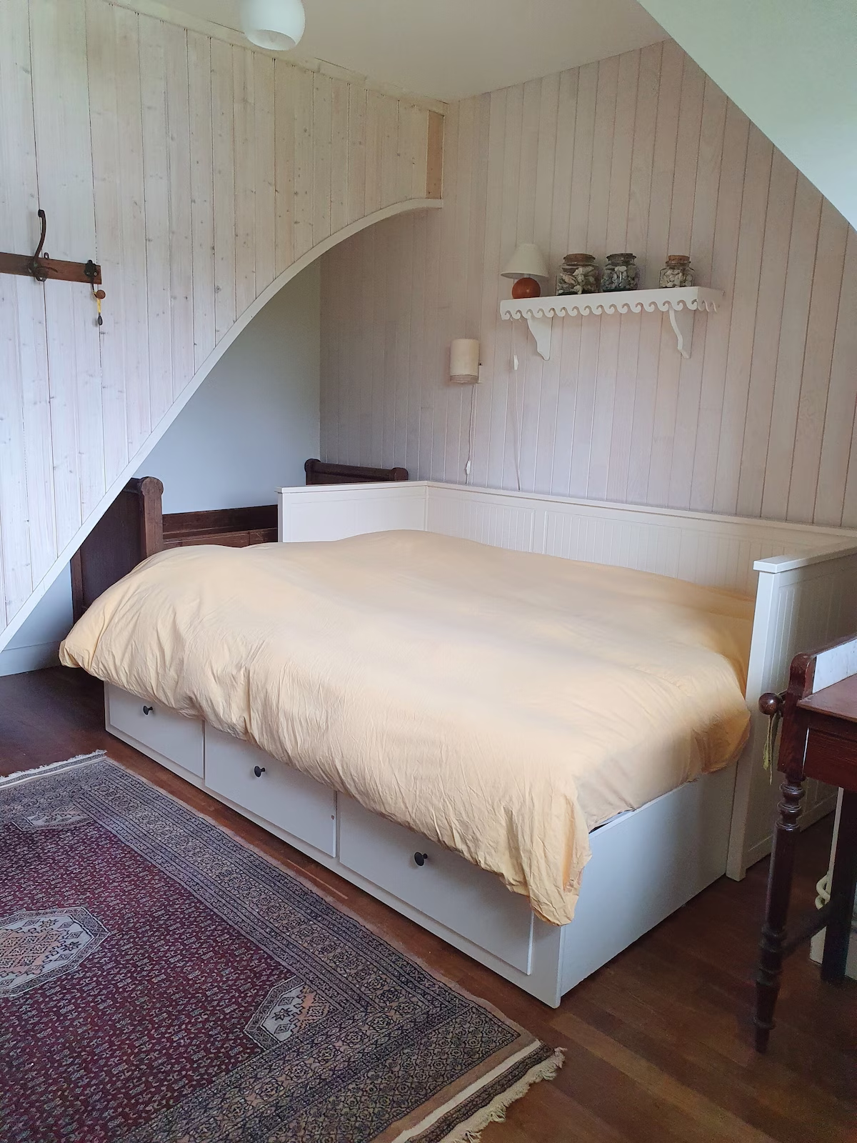 Cosy bedroom with beige bedding and rug