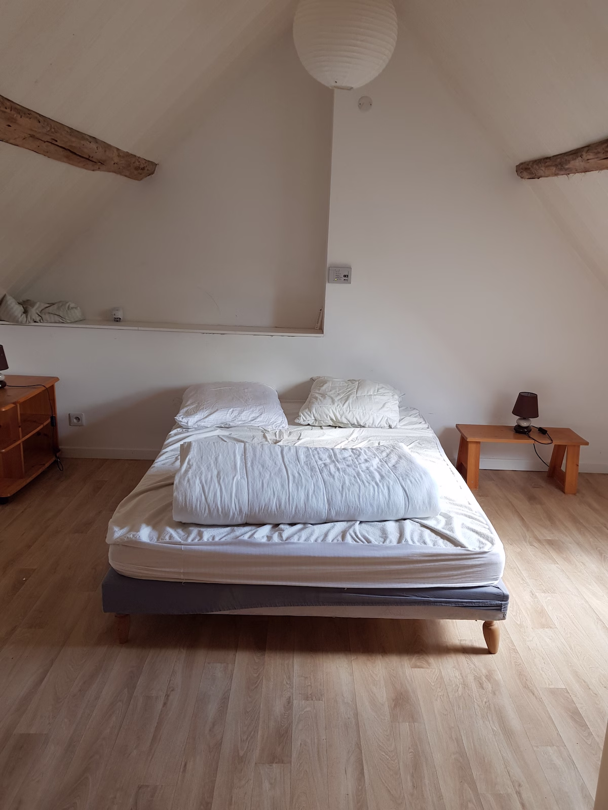 Minimalist bedroom with wooden beams and furniture