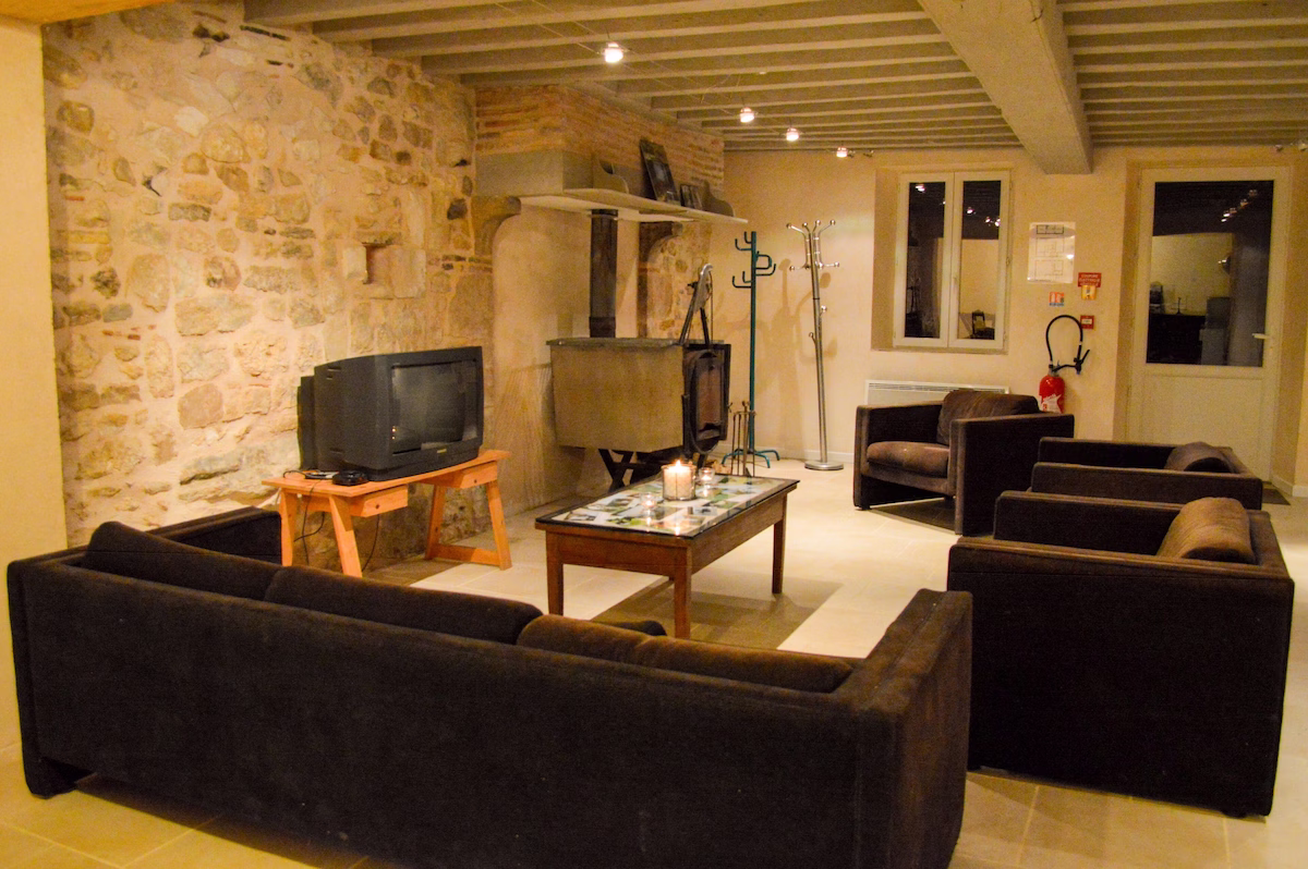 Cosy rustic living room with sofa and fireplace.